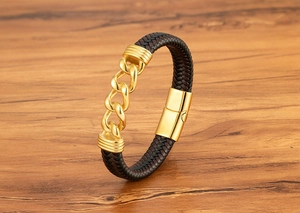 Detail eines Herren-Lederarmbands mit goldener Metallkette und Magnetverschluss