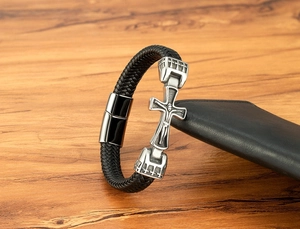 Detail des Kreuz-Anhängers am schwarzen geflochtenen Lederarmband mit Magnetverschluss