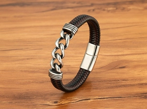 Detailansicht eines geflochtenen Lederarmbands für Herren mit Kette und Magnetverschluss
