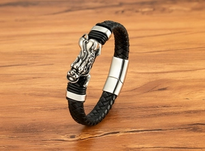 Detailaufnahme von schwarzem Lederarmband mit Drachenkopf und Magnetverschluss