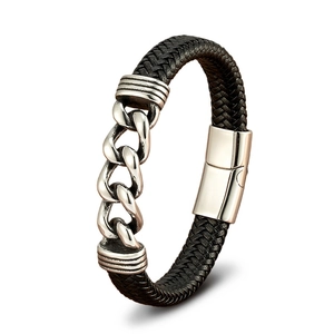 Nahaufnahme von geflochtenem Lederarmband für Herren mit silbernen Stahlgliedern und Magnetverschluss