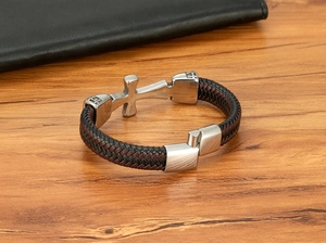 Nahaufnahme eines Herren-Lederarmbands mit Edelstah lkreuz und Magnetverschluss-Detail
