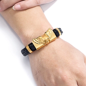 Bracciale punk da uomo con teschio alato dorato e cinturino in pelle intrecciata nera