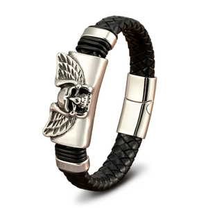 Bracciale da uomo in pelle nera intrecciata con teschio alato in metallo lucido