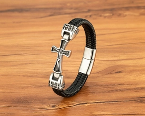 Detail von Vintage Lederarmband mit geprägtem Silberkreuz und poliertem Magnetverschluss