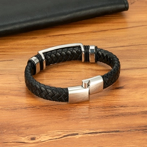 Bracelet pour homme en cuir tressé noir avec fermoir en acier inoxydable brossé
