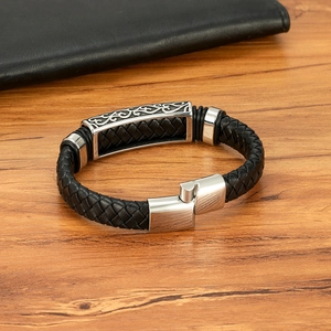 Herren Armband aus schwarzem Leder mit graviertem Metallriegel und Magnetverschluss