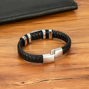 Bracelet tressé en cuir noir pour hommes avec fermoir magnétique en inox sur bois