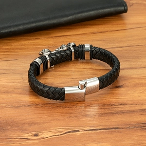 Geflochtenes Herrenarmband aus schwarzem Leder mit Silberanhänger und Magnetverschluss