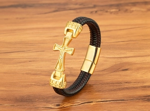 Detaillierte Makroansicht des goldenen Jesus-Kruzifixes und des Leder-Magnetverschlusses