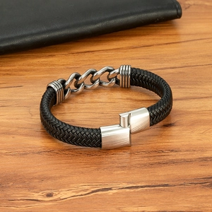 Geflochtenes Herrenarmband aus schwarzem Leder mit Edelstahlkette und Magnetverschluss