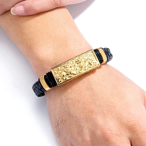 Herrenarmband aus schwarzem Leder mit goldener Relief-Metallplatte und Magnetverschluss