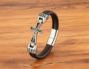 Makroaufnahme von Herren Lederarmband mit Kreuzemblem und magnetischem Edelstahlverschluss