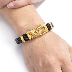 Herren Lederarmband mit goldenem Drachenrelief und praktischem Magnetverschluss
