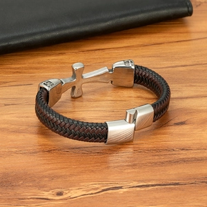 Vintage Kreuz Edelstahl Armband mit schwarz und braun geflochtenem Lederriemen