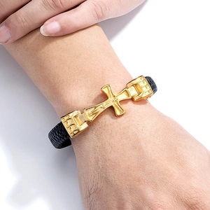Klassisches Herrenarmband aus schwarzem Leder mit großem goldenem Kruzifix-Kreuz