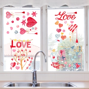 Detailweergave van aquarel hartjesstickers en Love-letters op een helder keukenraam