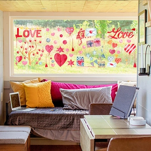 Detail van aquarel hartstickers en Love tekst op een transparant raamoppervlak voor decoratie