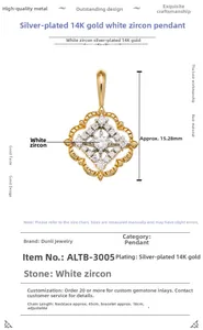 Dettaglio del ciondolo a quadrifoglio placcato oro 14K con zirconi bianchi e misura 15,28mm