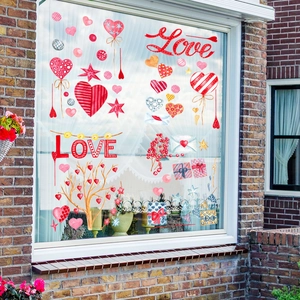 Detail van Valentijnsdag raamstickers met hartjes en Love-tekst op een glazen raam
