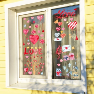 Aquarel Valentijnshart stickers en Love-brieven op een zonnig glazen raamkozijn