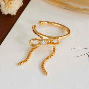 Elegante gouden strikring met zirkonia en hangende kwastjeskettingen voor dames