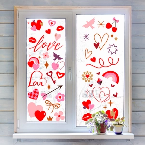 Detail van Valentijn raamstickers met rode harten en love-tekst op een glazen raam