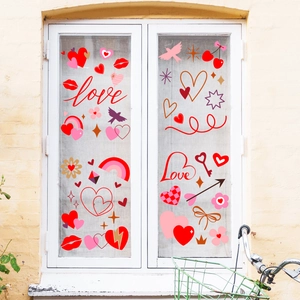Valentijnsdag statische raamstickers met harten en liefdesteksten op glasoppervlak