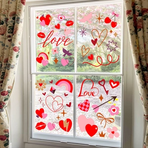 Detail van Valentijn raamstickers met hartjes en Love tekst op een glazen raam