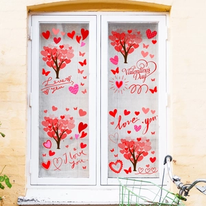 Detail van Valentijnsdag raamstickers met rode hartjesbomen en sierlijke vlinders