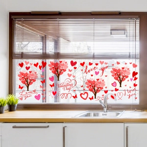 Detail van roze hartjesboom en Love You stickers op een helder glazen raamoppervlak