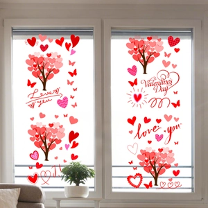 Gezellige woonkamerscène met Valentijnsdag hartjesboom raamstickers en decoraties
