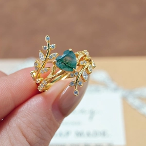 Gouden ringenset met hartvormige mosagaat en blaadjesmotief bezet met zirkonia's