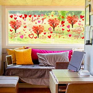 Detail van Valentijnsdag raamstickers met roze hartenboom en romantische vlindermotieven