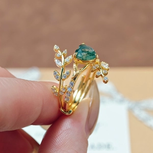 Detailweergave van een hart-mosagaat ring met zilveren wijnbladeren en zirkoon