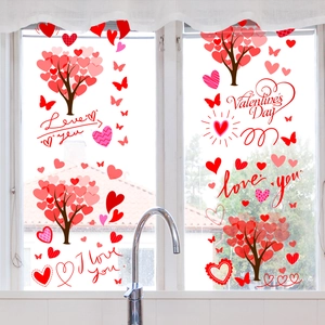 Detail van Valentijnsdag raamstickers met rode harten en romantische belettering