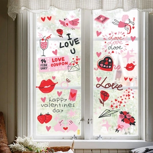 Detail van Valentijnsdag raamstickers met cartoon dieren en harten op glaswerk