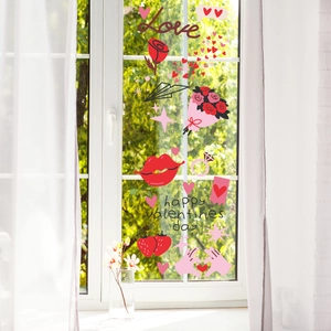 Close-up van Valentijnsdag raamstickers met romantische bloemen- en hartvormige ontwerpen