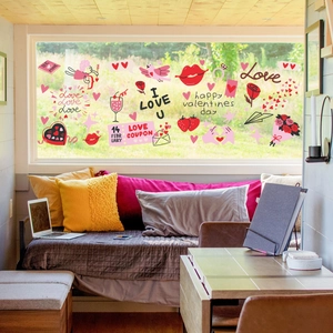 Detailopname van Valentijnsdag raamstickers met Cupido en rozen op het glasoppervlak