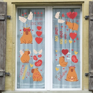 Detailweergave van Valentijnsdag capibara vensterstickers met hartjes op glas