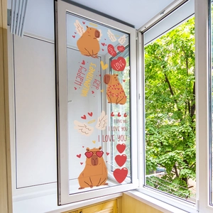 Detail van Valentijnsdag capibara raamstickers op glas met hartvormige ballonnen erop