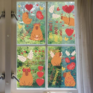 Detail van Valentijnsdag capibara raamstickers met hartjes op een glazen achtergrond