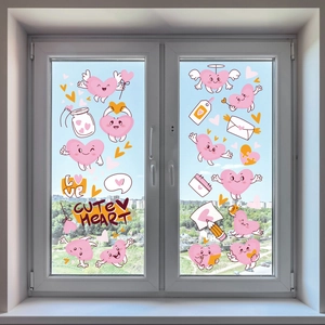 Detail van roze hart raamstickers en liefdesbrief decoraties op glazen ruiten