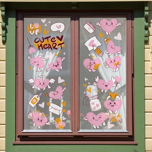 Detail van schattige roze hart raamstickers op een groen houten raamkozijn glas