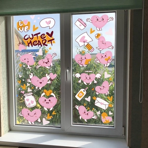 Detailweergave van de roze cartoon hart raamstickers met de tekst LOVE en CUTE HEART