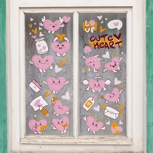 Detail van schattige roze hart raamstickers voor glas als Valentijnsdag decoratie
