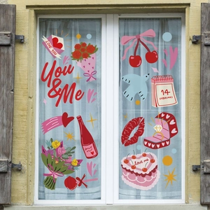 Detailweergave van Valentijn raamstickers met hart-, roos- en taartmotieven voor decoratie