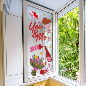 Macro-opname van Valentijnsdag raamstickers met rozen en liefdesmotieven op glazen raam