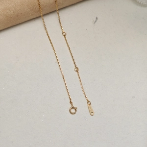 Primer plano detallado de cadena de plata S925 bañada en oro con cierre de anillo elástico