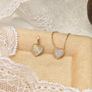 Exquis collier cœur en or 18 carats avec diamants moissanite sur présentoir en velours